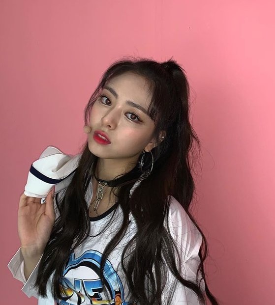 ITZY(있지) 유나, 막내의 화려한 비주얼 "믿지 늘 고마워요♥" - 일간스포츠